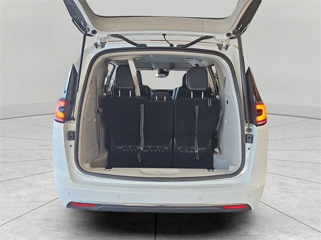 Used 2024 Chrysler Pacifica Select image 13