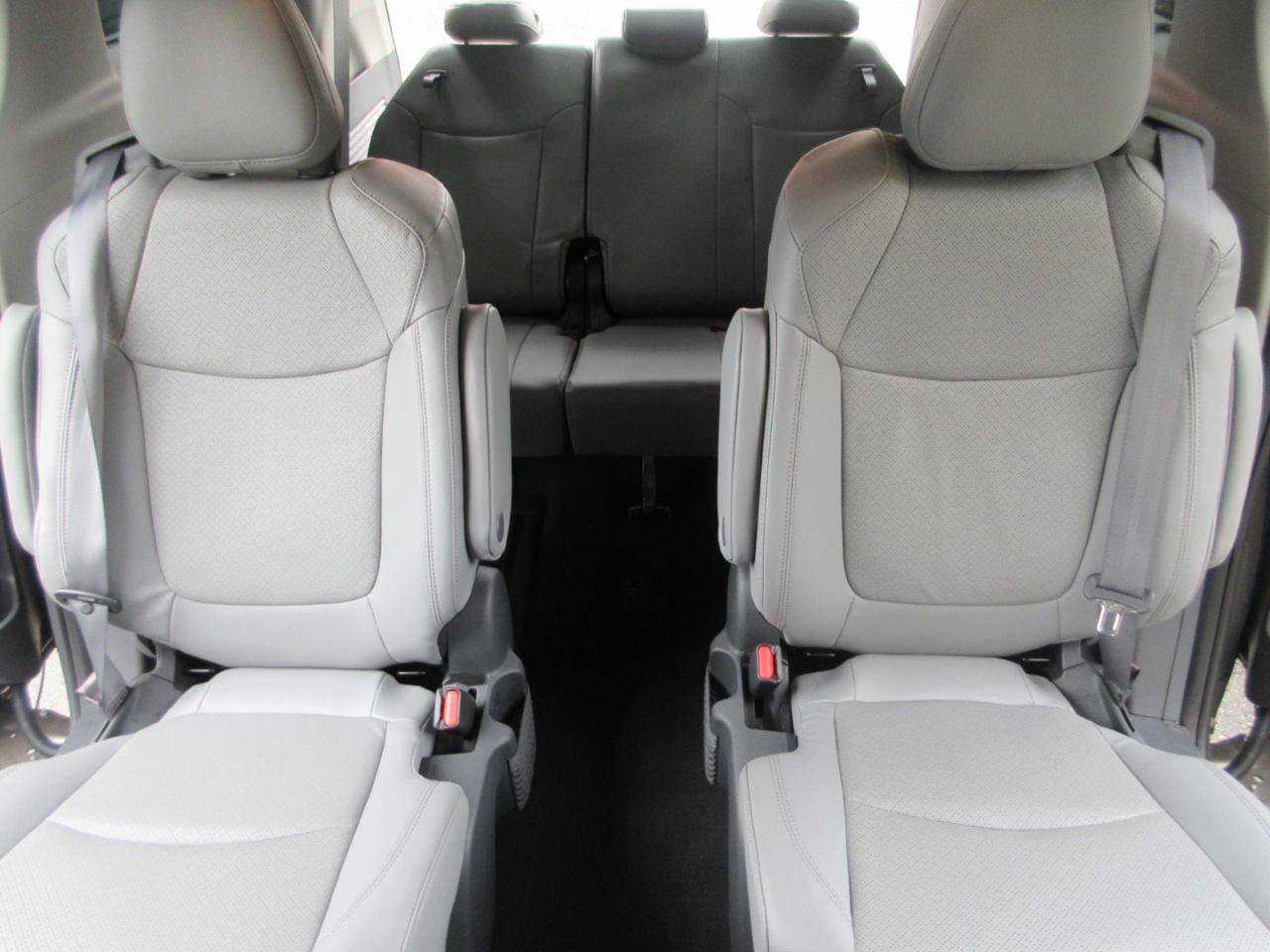 Used 2024 Toyota Sienna Limited AWD image 41