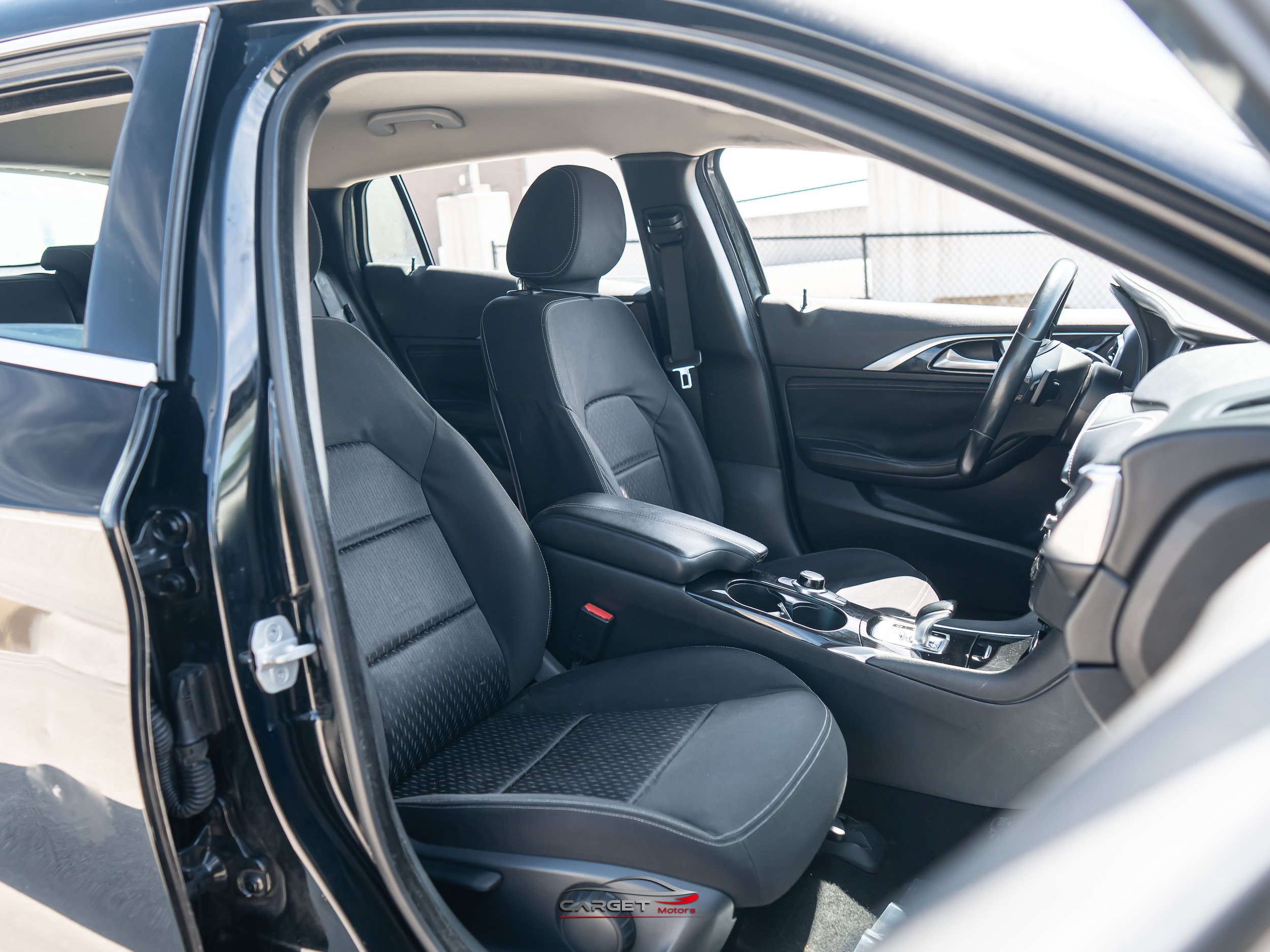 Used 2018 INFINITI QX30 FWD image 13