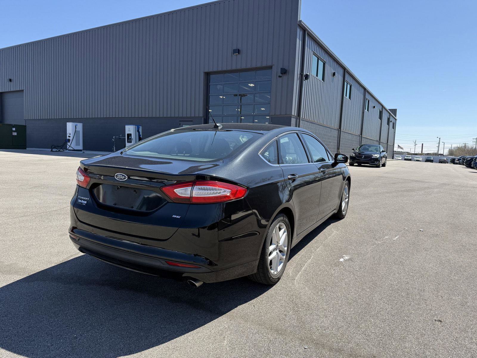 Used 2015 Ford Fusion SE image 3