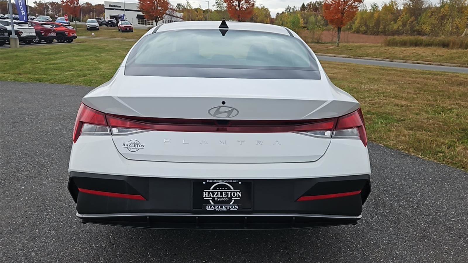 New 2025 Hyundai Elantra SE image 6