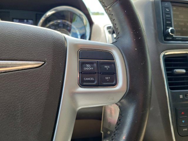 Used 2014 Chrysler Town & Country Touring-L image 25