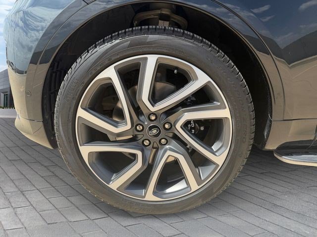 Certified 2024 Land Rover Discovery Metropolitan Edition AWD/4WD image 9