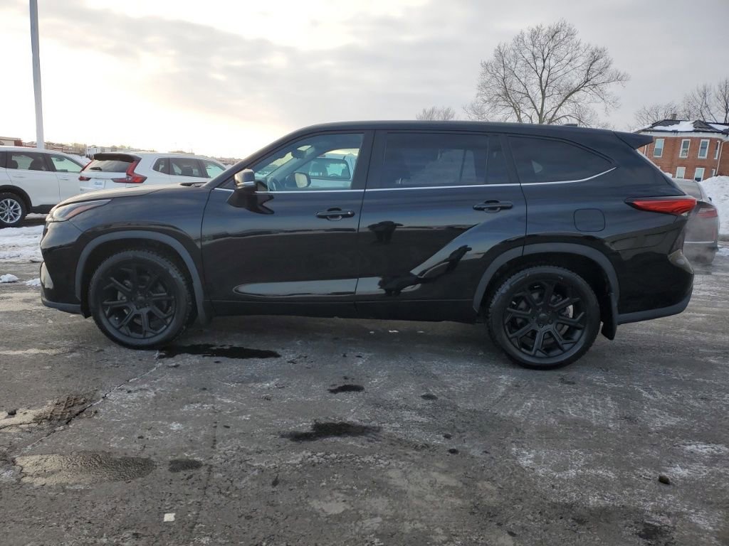 Used 2023 Toyota Highlander LE image 4