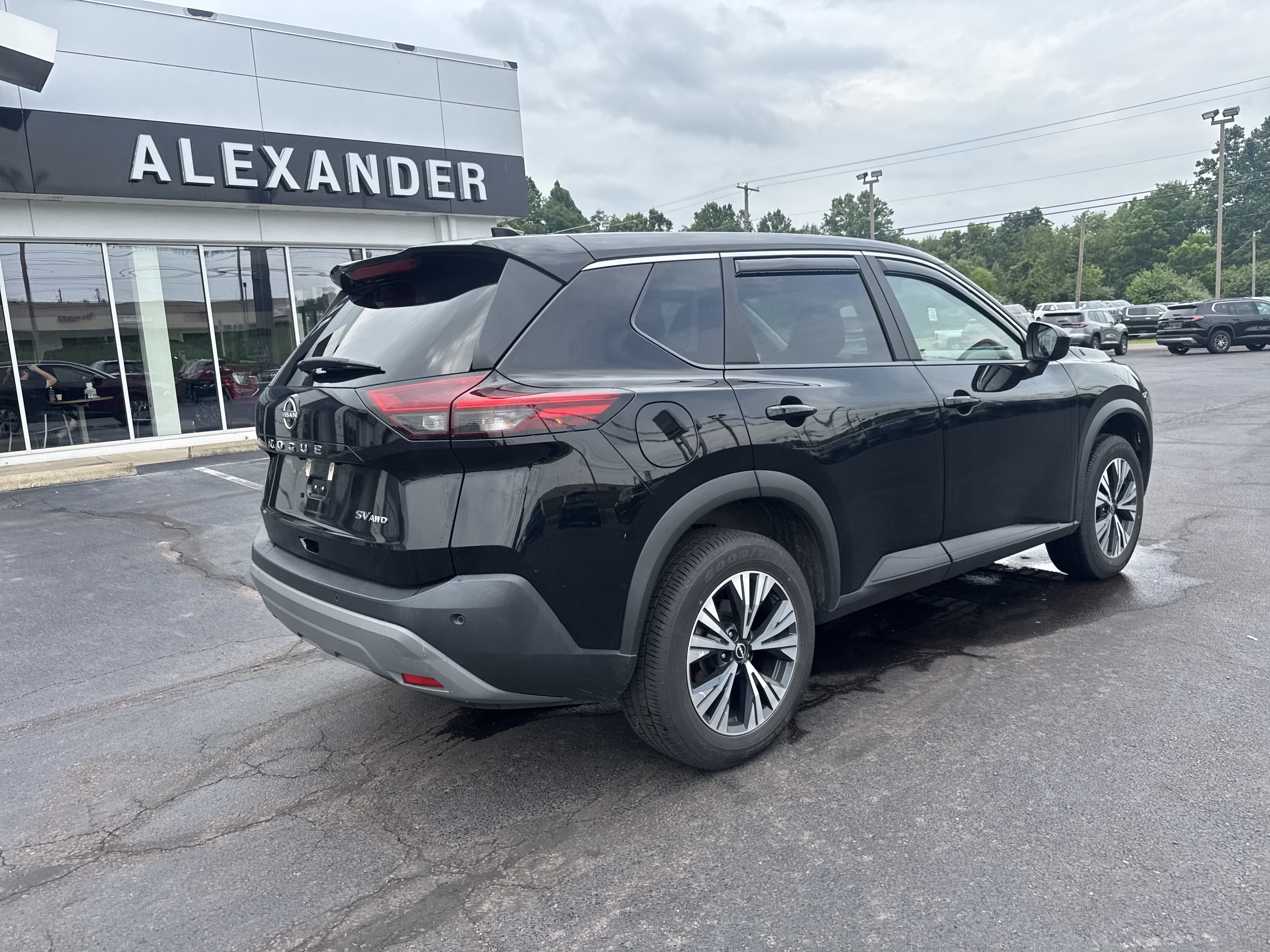 Used 2023 Nissan Rogue SV AWD/4WD image 3