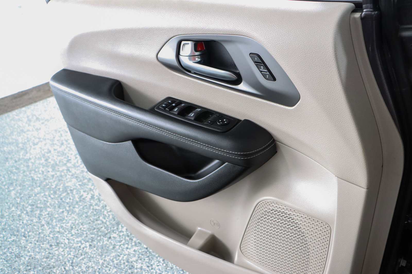 Used 2023 Chrysler Pacifica Touring-L image 21