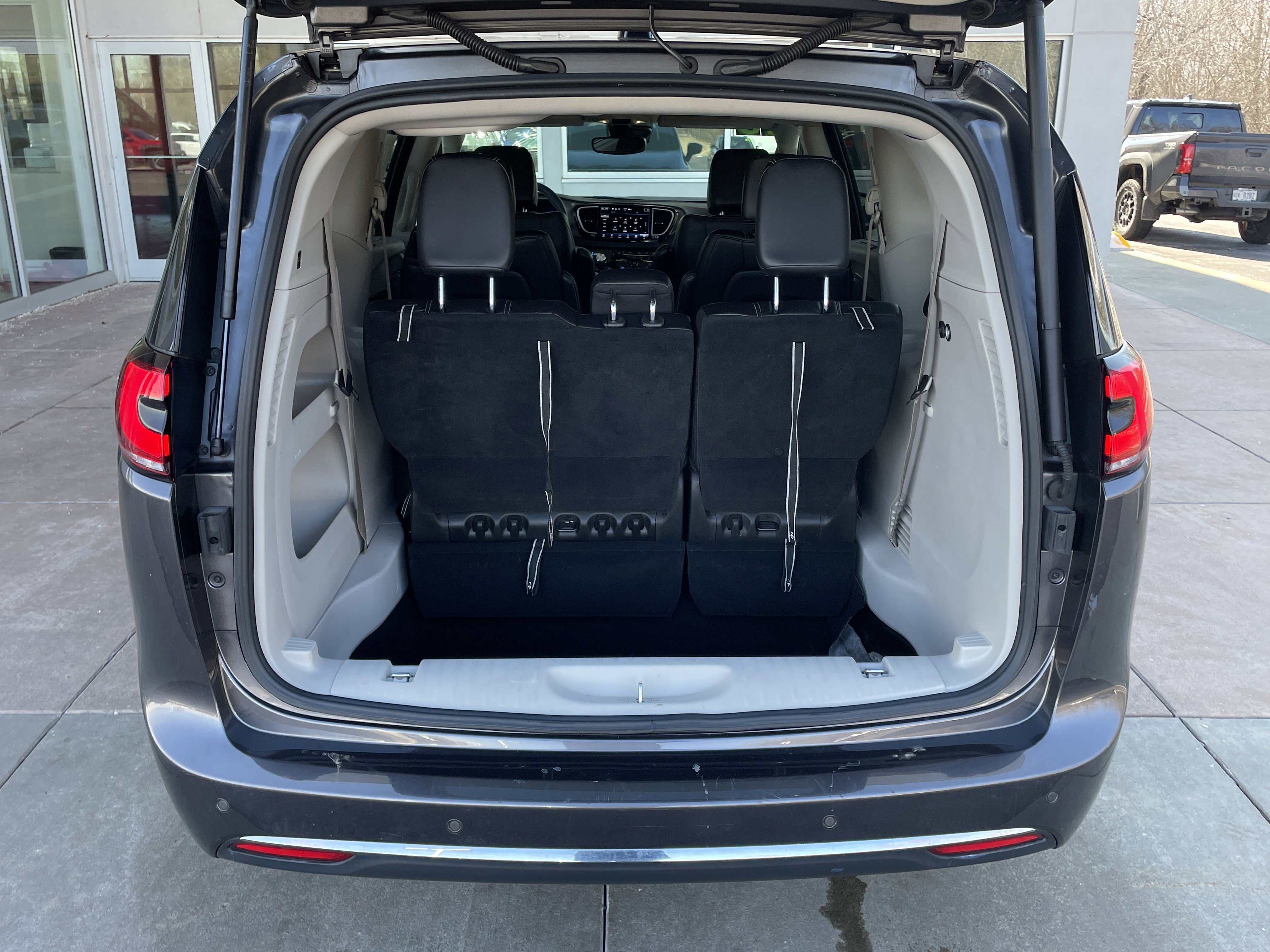 Used 2023 Chrysler Pacifica Touring-L image 24