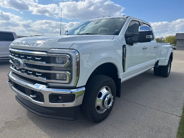 Used 2024 Ford F350 Lariat w/ Lariat Ultimate Package AWD/4WD image 3