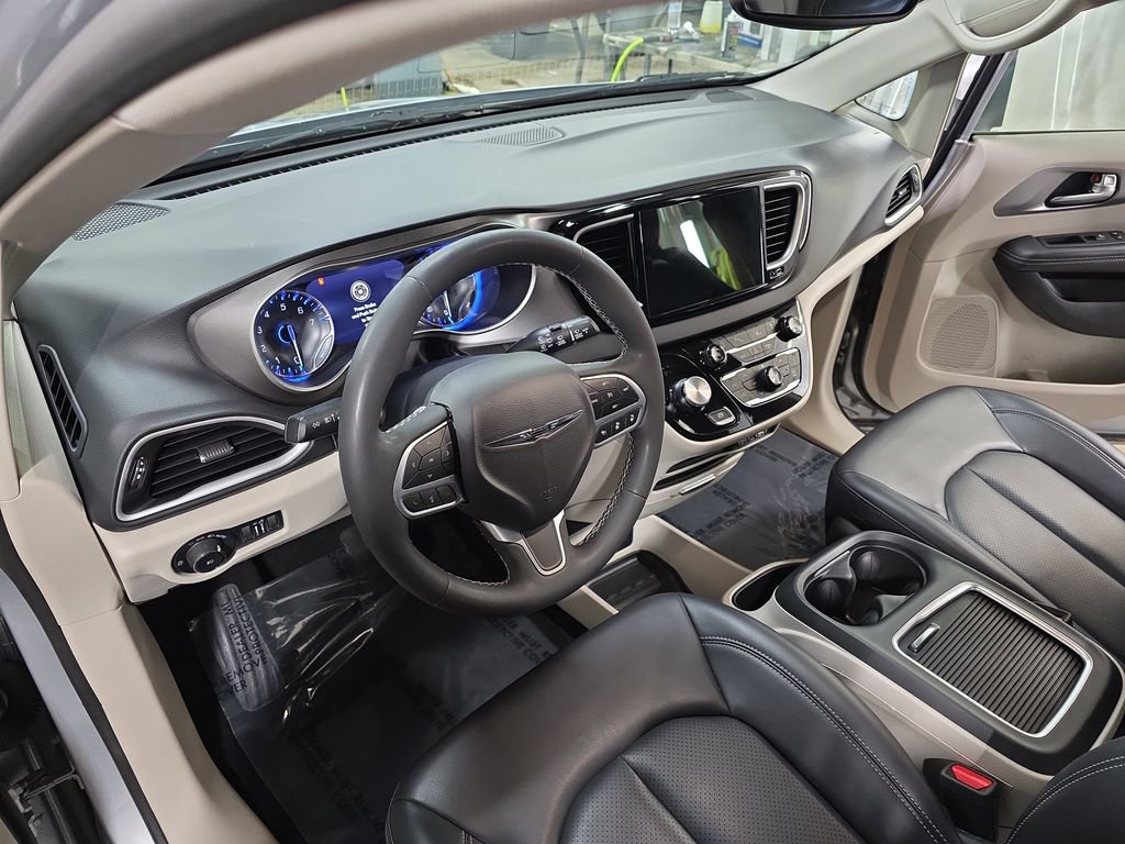 Used 2023 Chrysler Pacifica Touring-L image 18