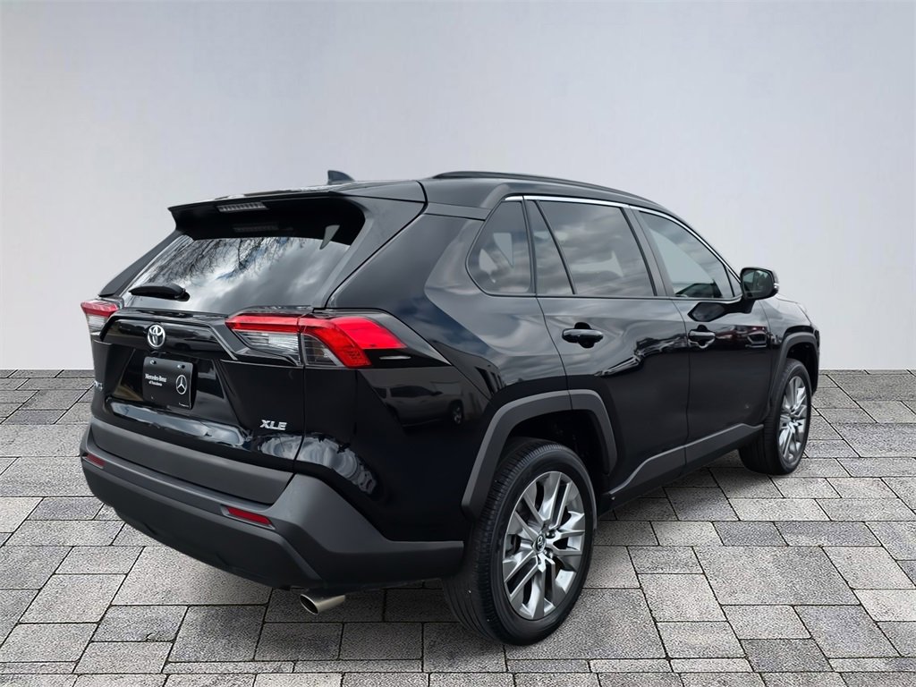 Used 2020 Toyota RAV4 XLE Premium image 7