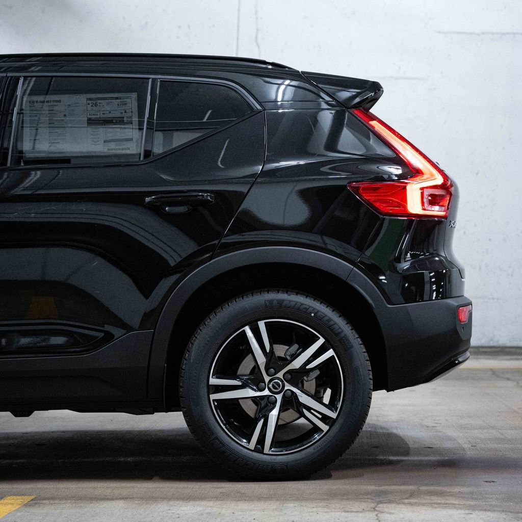 New 2026 Volvo XC40 B5 Core w/ Climate Package AWD/4WD image 4