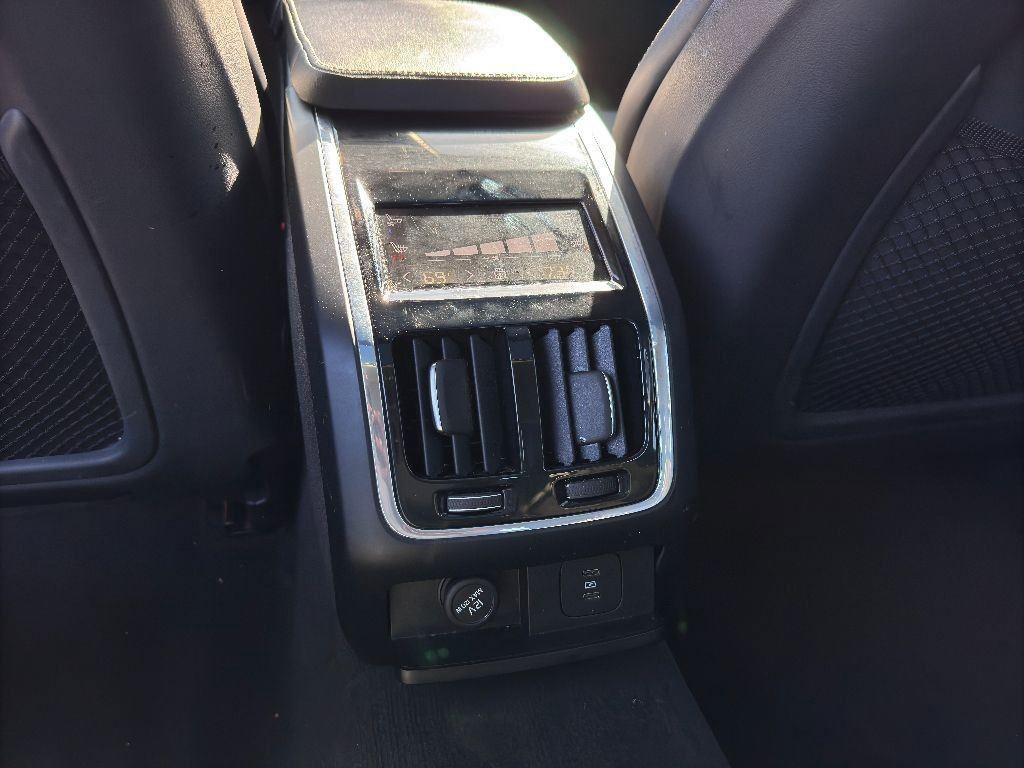 Used 2022 Volvo S90 B6 Inscription w/ Advanced Package image 28
