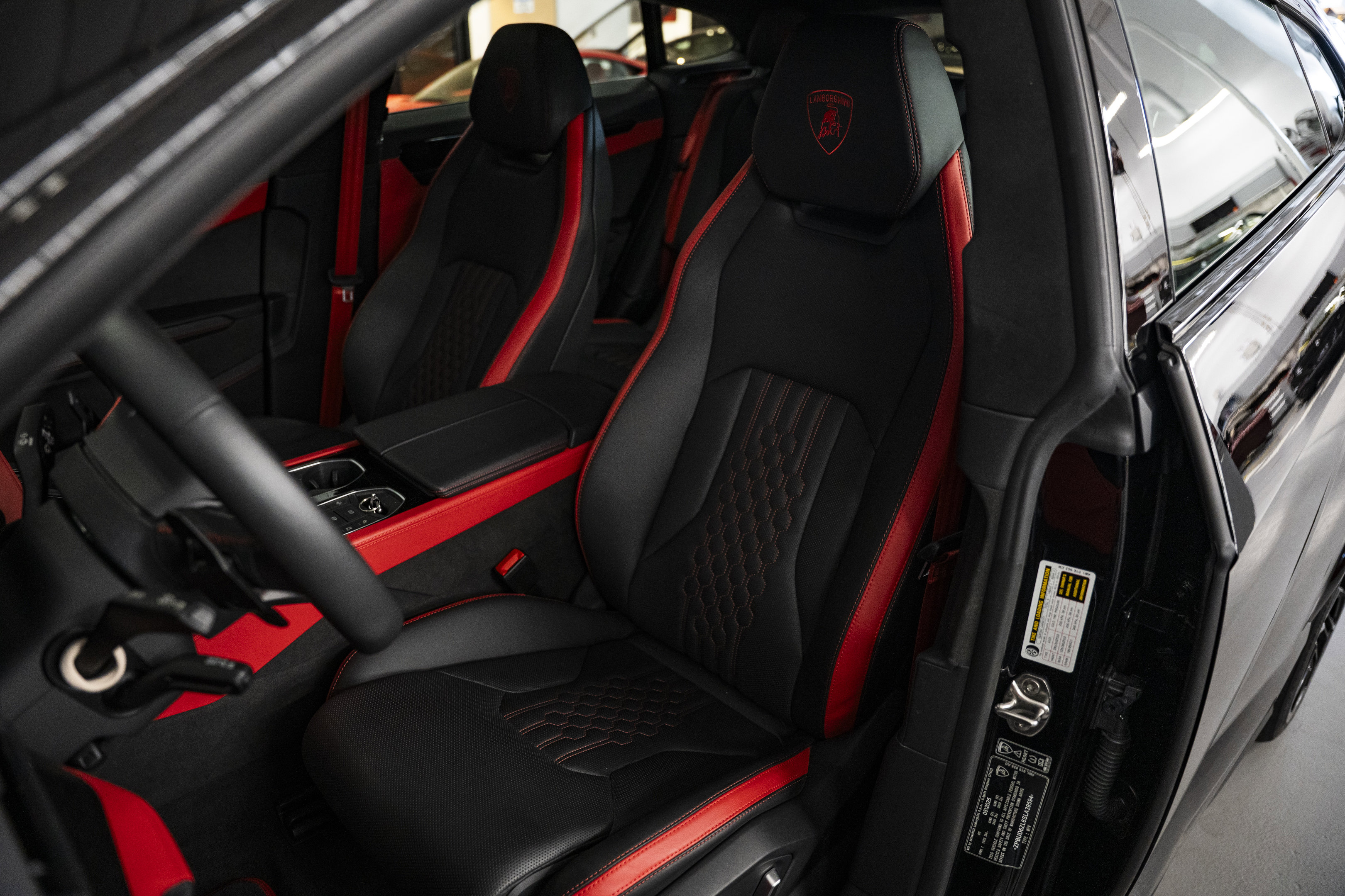 Used 2025 Lamborghini Urus SE AWD/4WD image 25