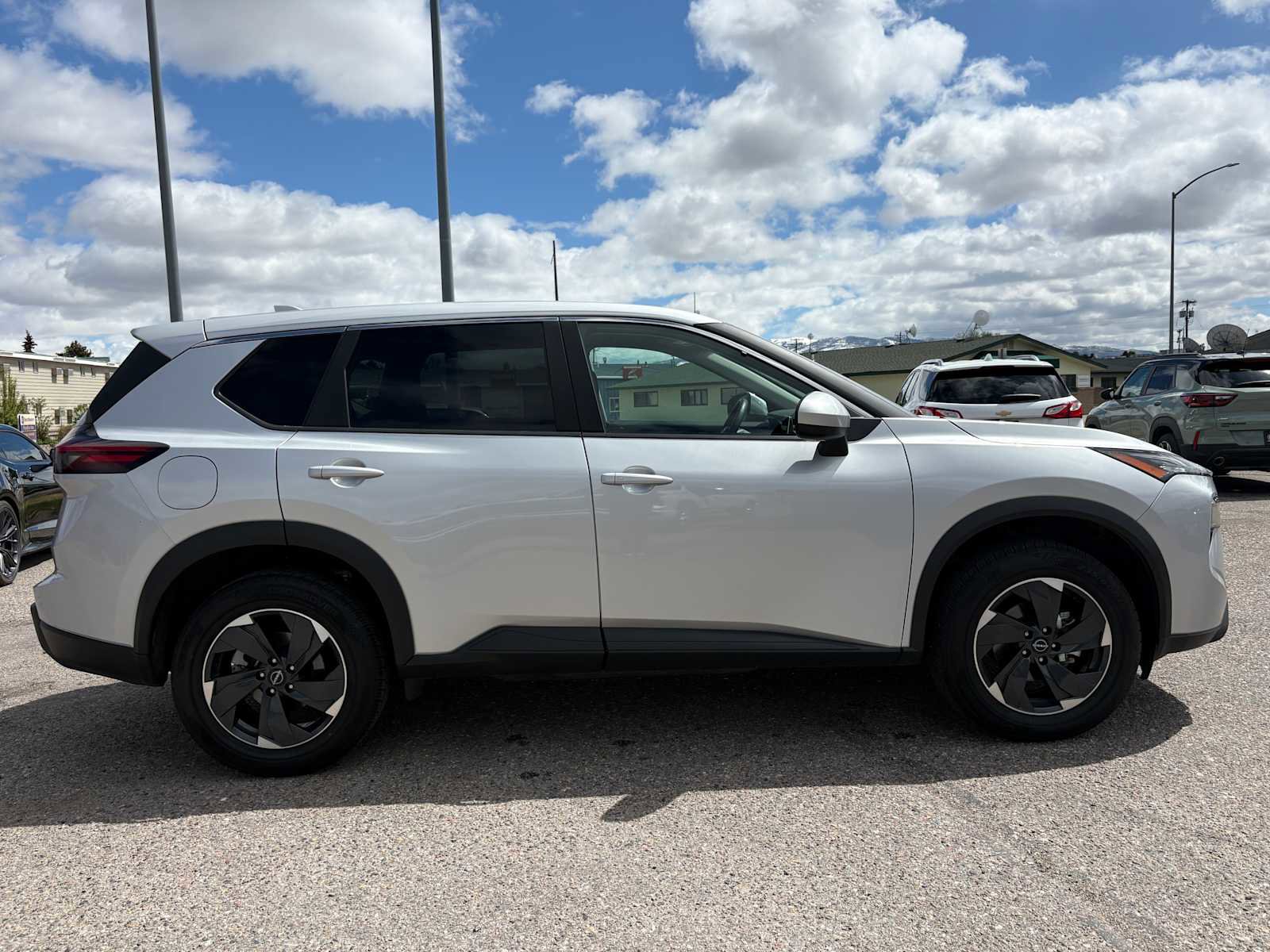 Used 2025 Nissan Rogue SV AWD/4WD image 2