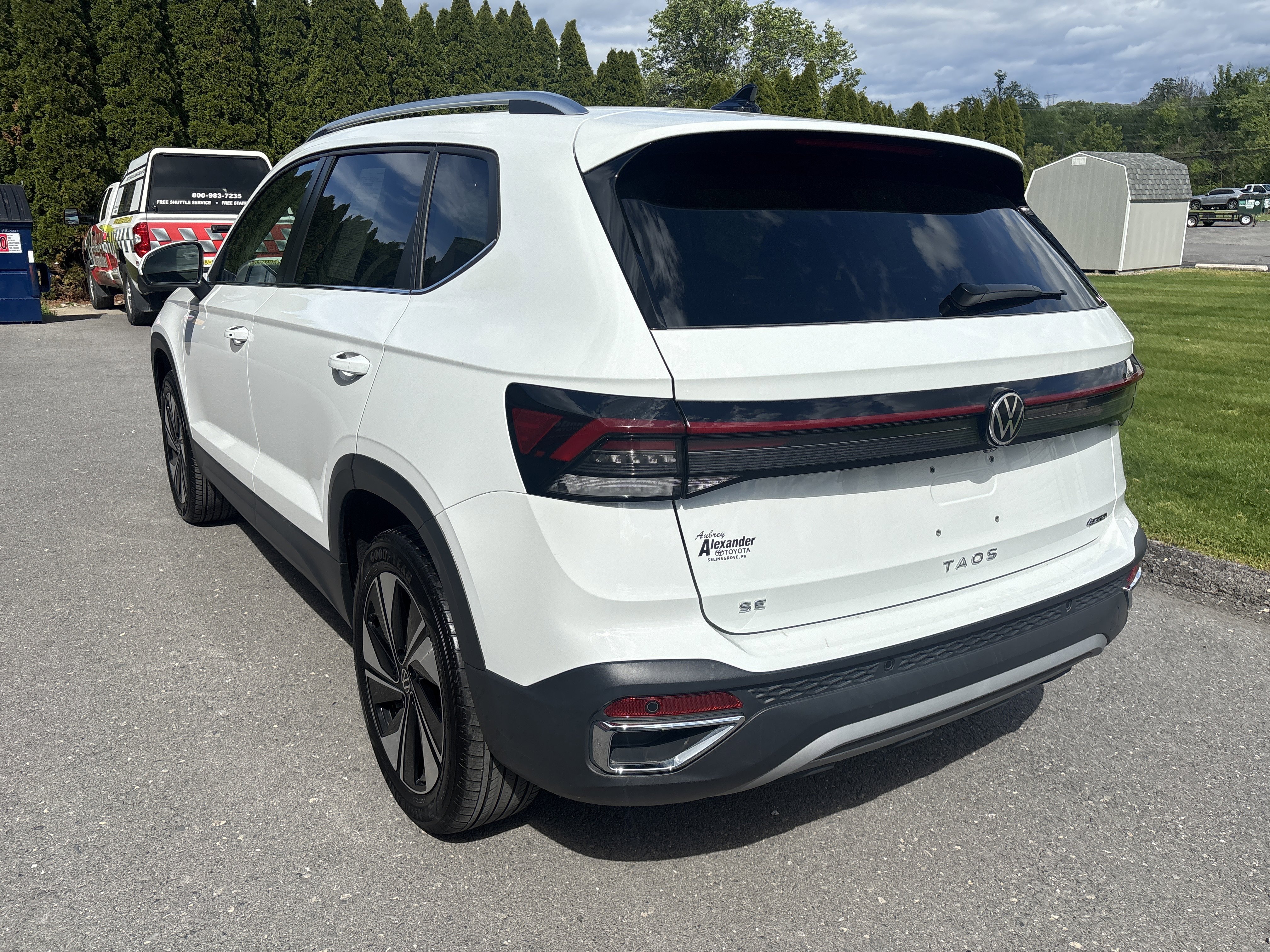 Used 2025 Volkswagen Taos SE AWD/4WD image 6