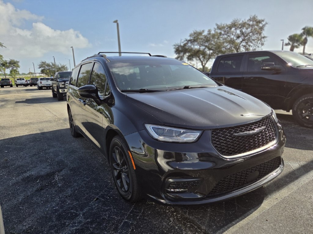 Used 2021 Chrysler Pacifica Touring-L w/ S Appearance Package FWD image 2