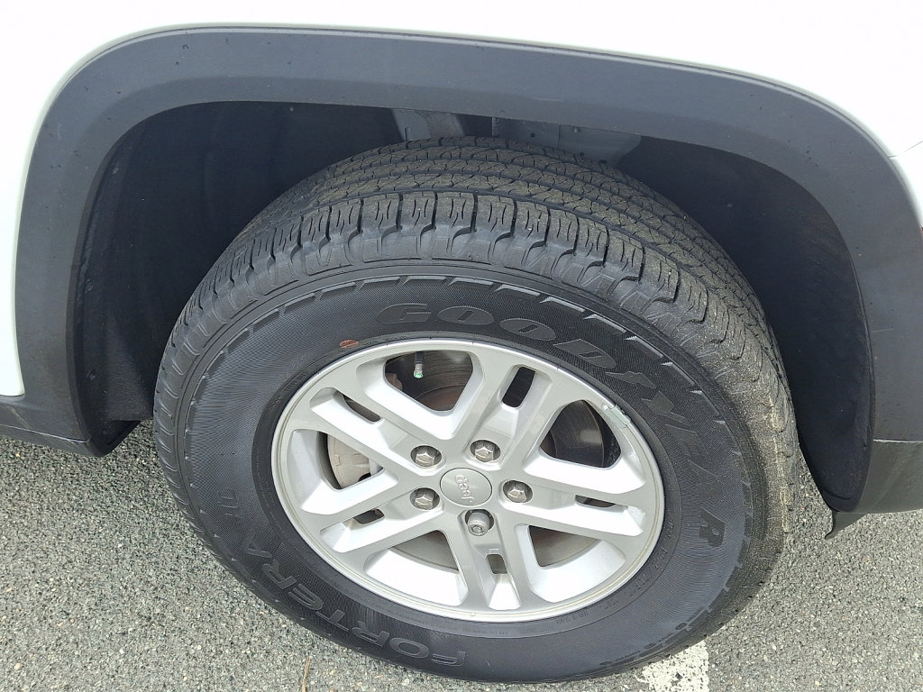 Used 2023 Jeep Grand Cherokee Laredo w/ Luxury Tech Group I AWD/4WD image 9