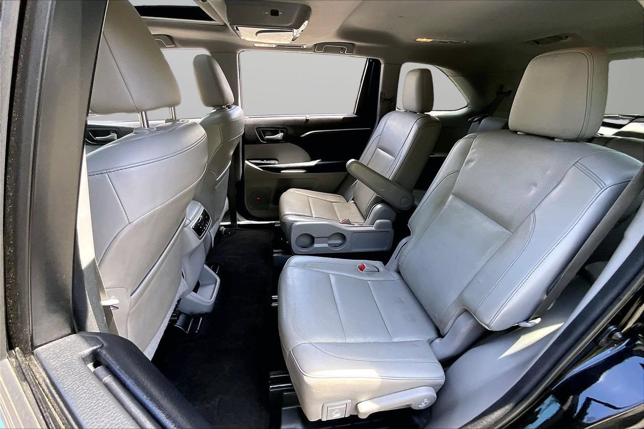 Used 2015 Toyota Highlander Limited w/ Driver Technology Package AWD/4WD image 23