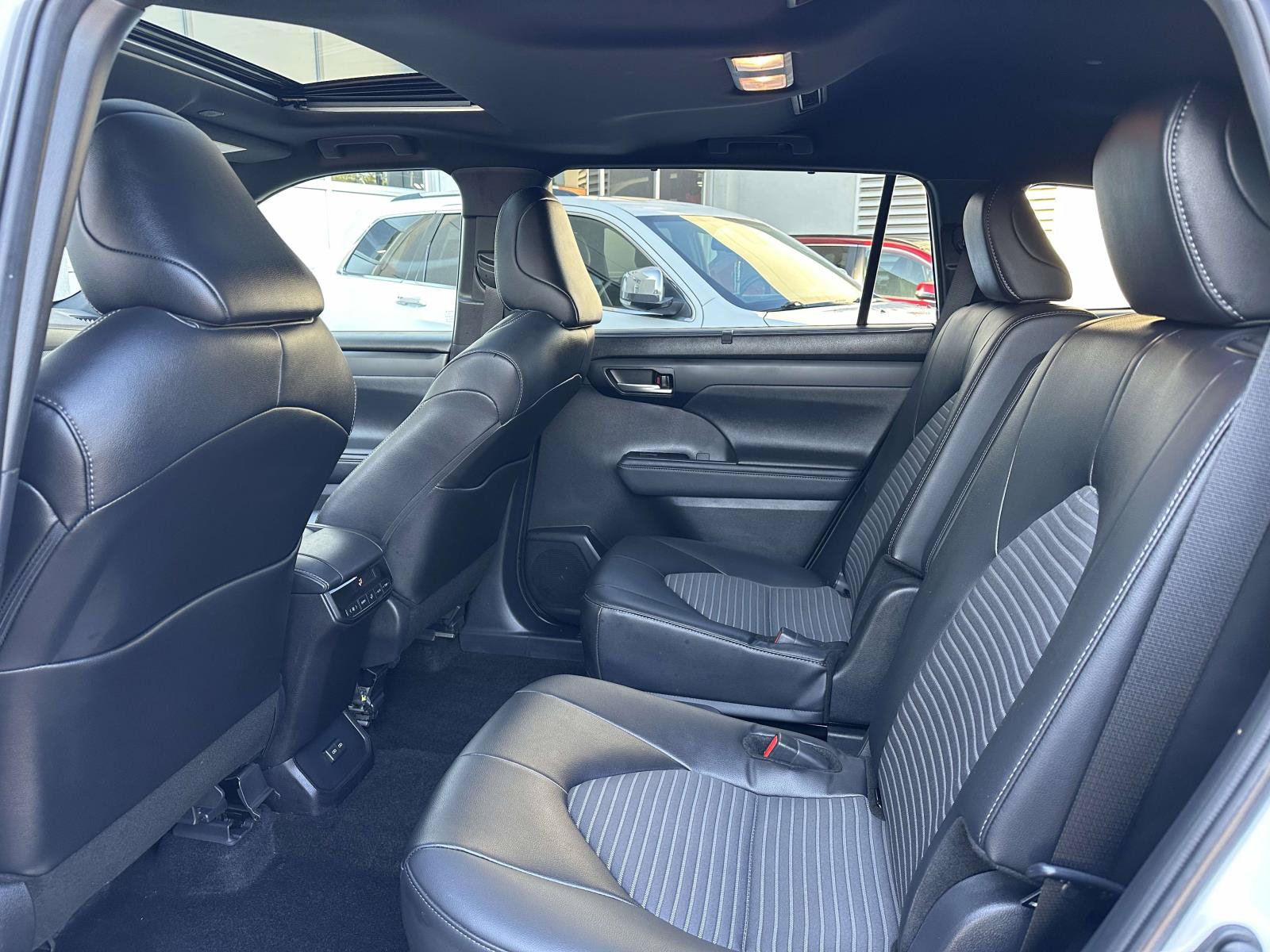 Used 2024 Toyota Highlander XSE AWD/4WD image 10