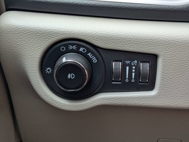 Used 2023 Chrysler Pacifica Touring-L FWD image 23