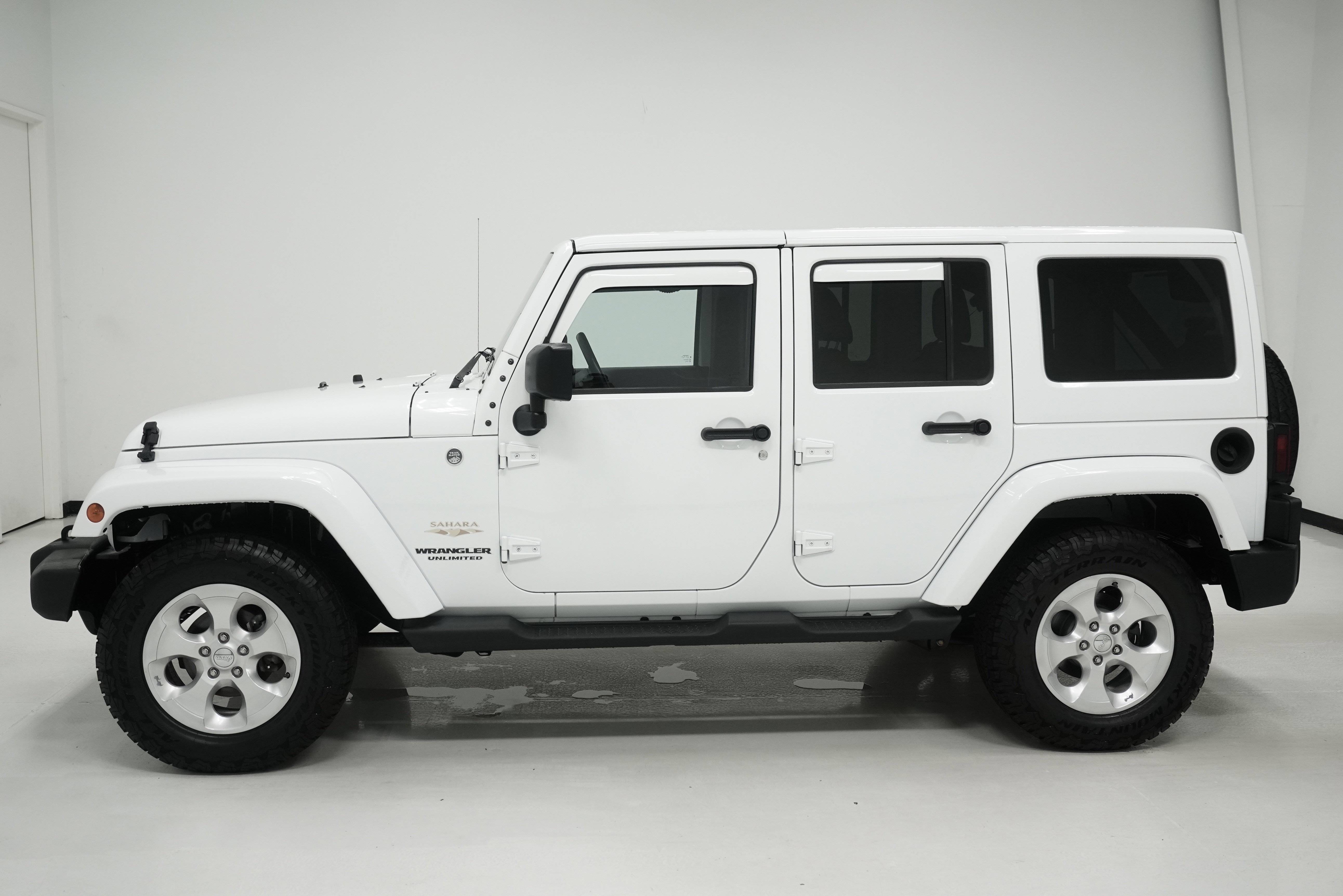 Used 2014 Jeep Wrangler Unlimited Sahara w/ Connectivity Group image 7