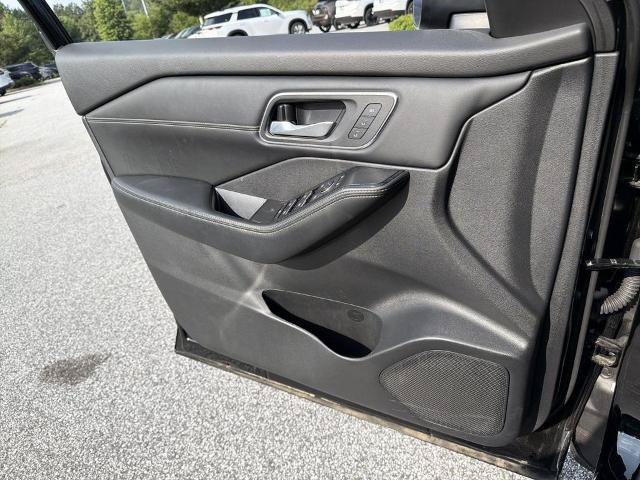 Certified 2025 Nissan Rogue Platinum w/ Platinum Premium Package FWD image 16