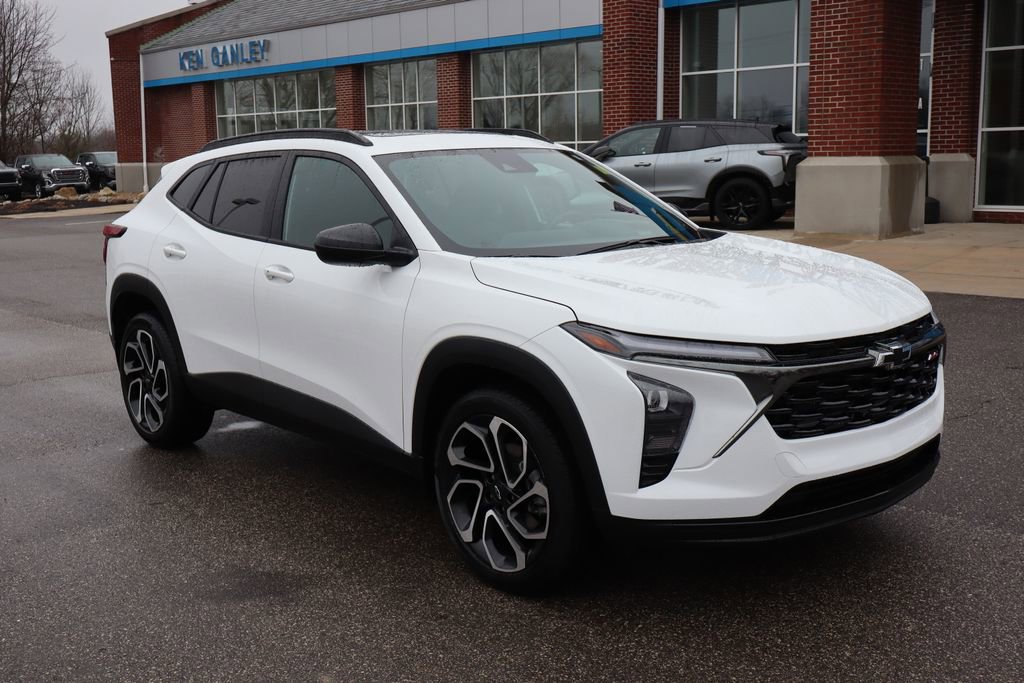 Used 2025 Chevrolet Trax RS w/ Sunroof Package image 2