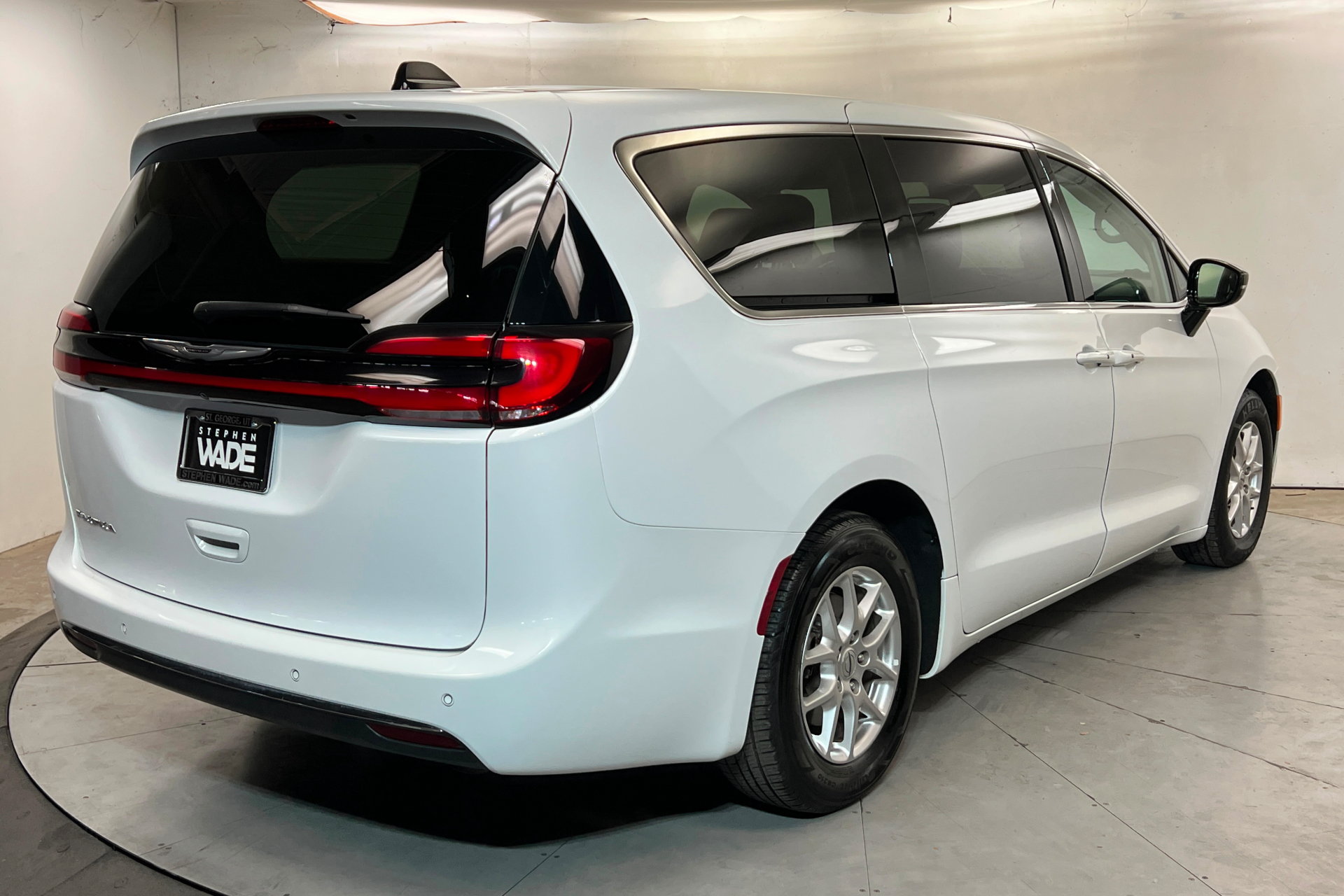 Used 2024 Chrysler Pacifica Touring-L FWD image 6