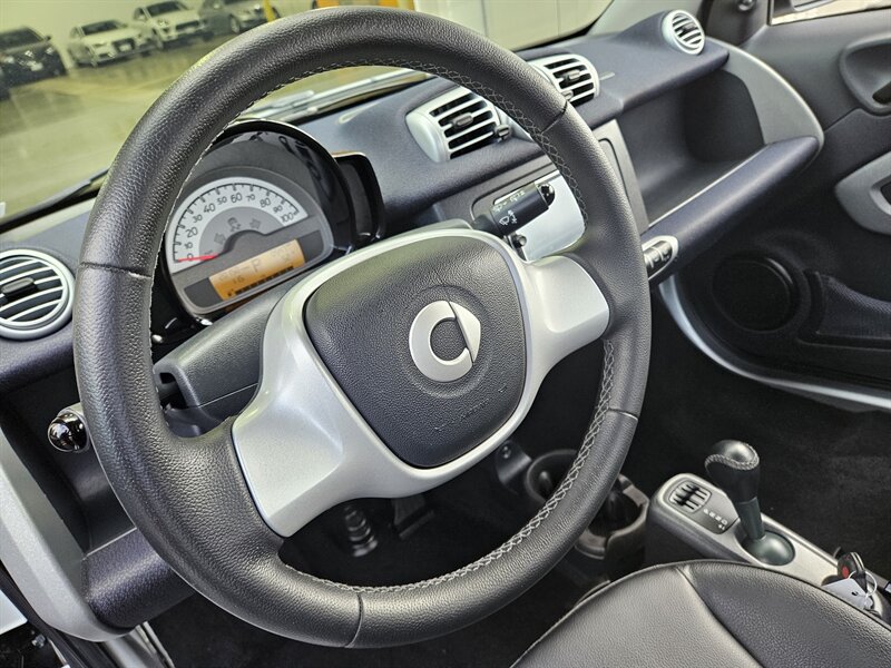 Used 2015 smart fortwo passion RWD image 18