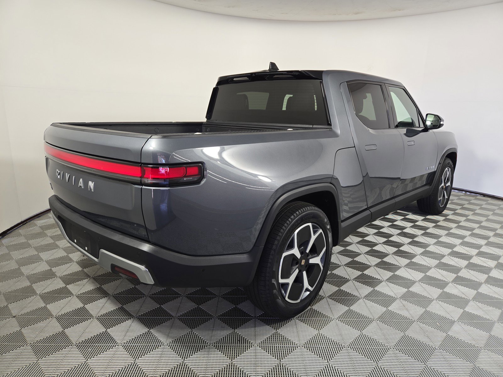 Used 2024 Rivian R1T Adventure image 5