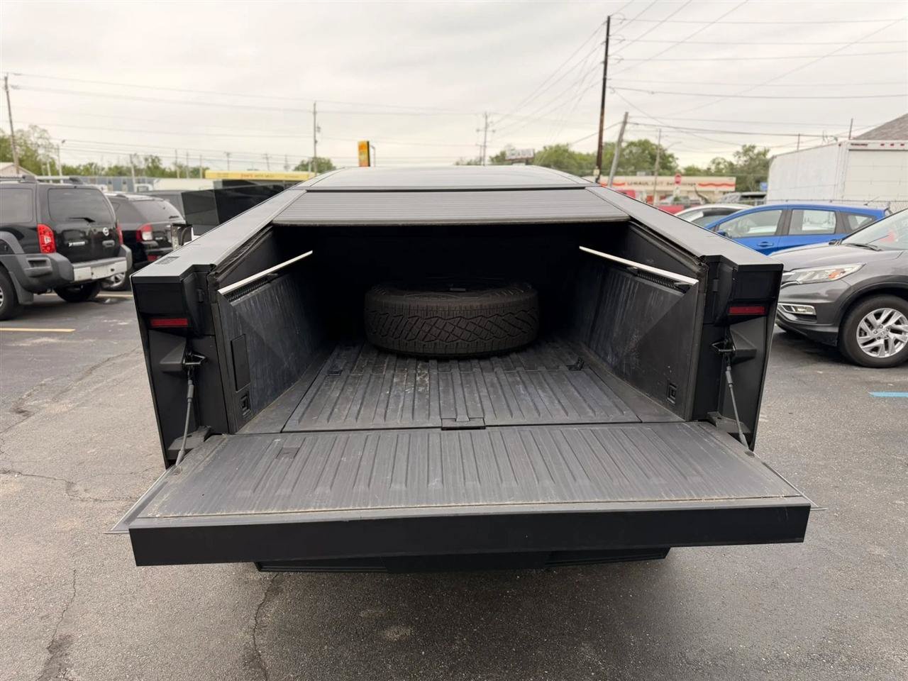 Used 2024 Tesla Cybertruck AWD Crew Cab image 33