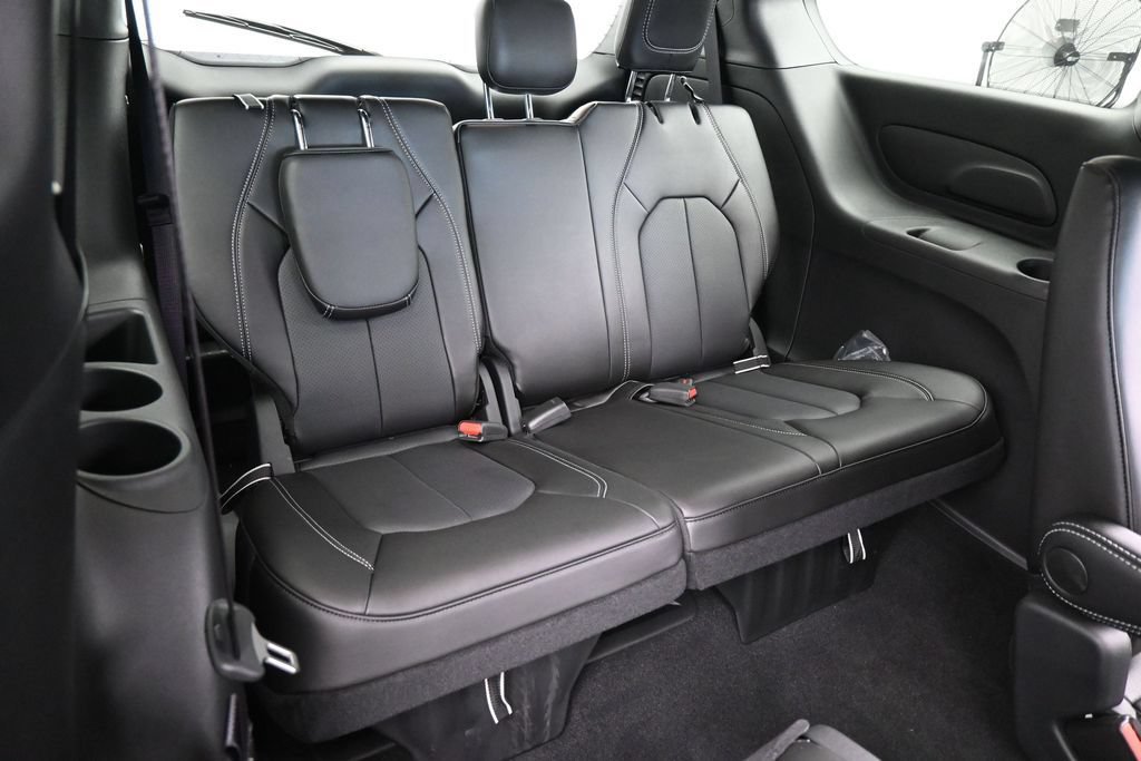 Used 2025 Chrysler Pacifica Select FWD image 35
