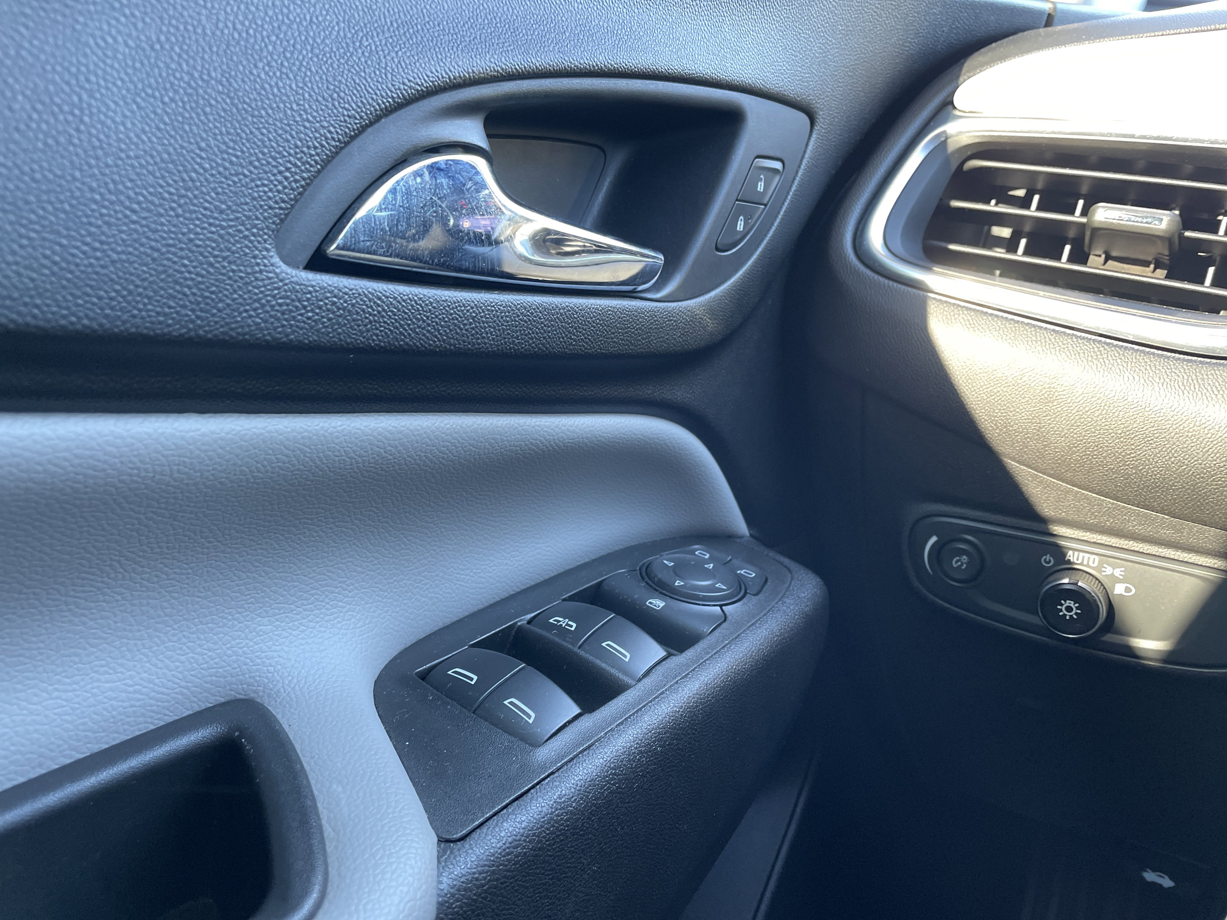 Used 2022 Chevrolet Equinox LT image 22