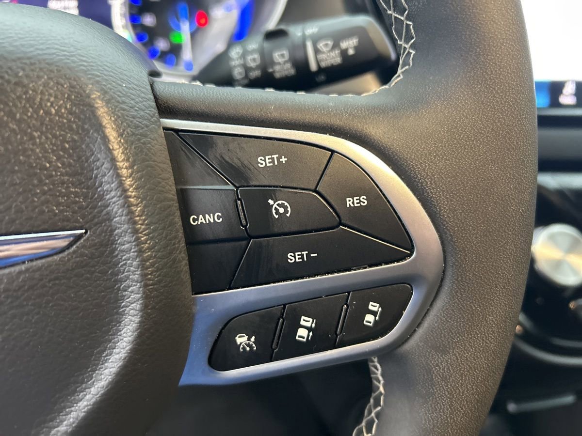 Used 2025 Chrysler Pacifica Select FWD image 18