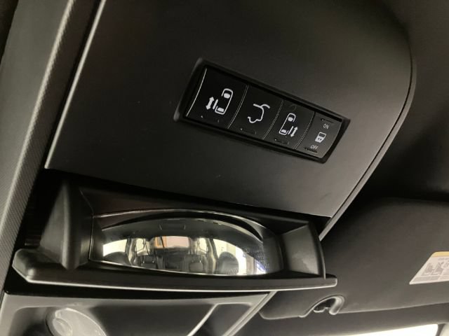 Used 2018 Dodge Grand Caravan SXT FWD image 32