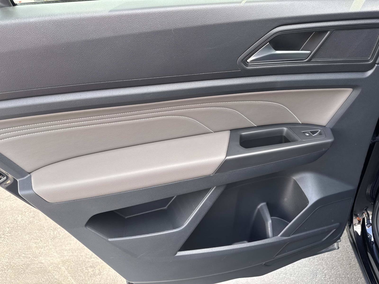 Certified 2023 Volkswagen Atlas Cross Sport SE w/ Panoramic Sunroof Package AWD/4WD image 9