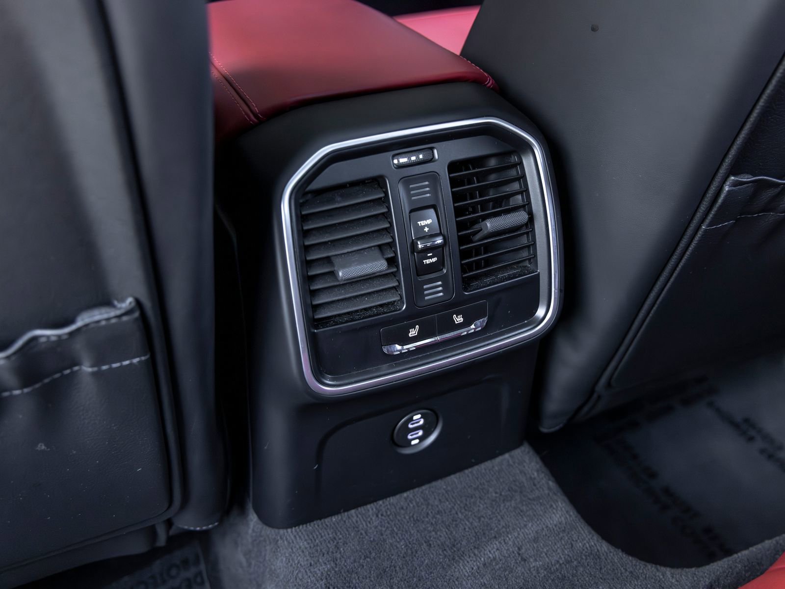 Certified 2023 Porsche Macan AWD/4WD image 43
