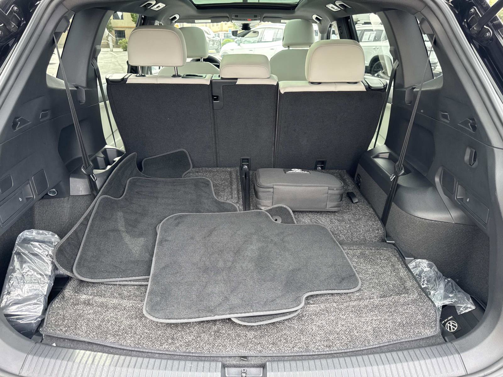 Certified 2023 Volkswagen Tiguan SE R-Line FWD image 5