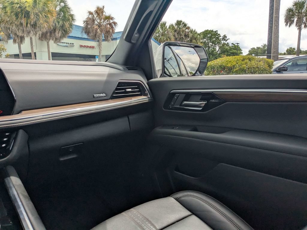 Used 2025 Chevrolet Suburban High Country AWD/4WD image 17