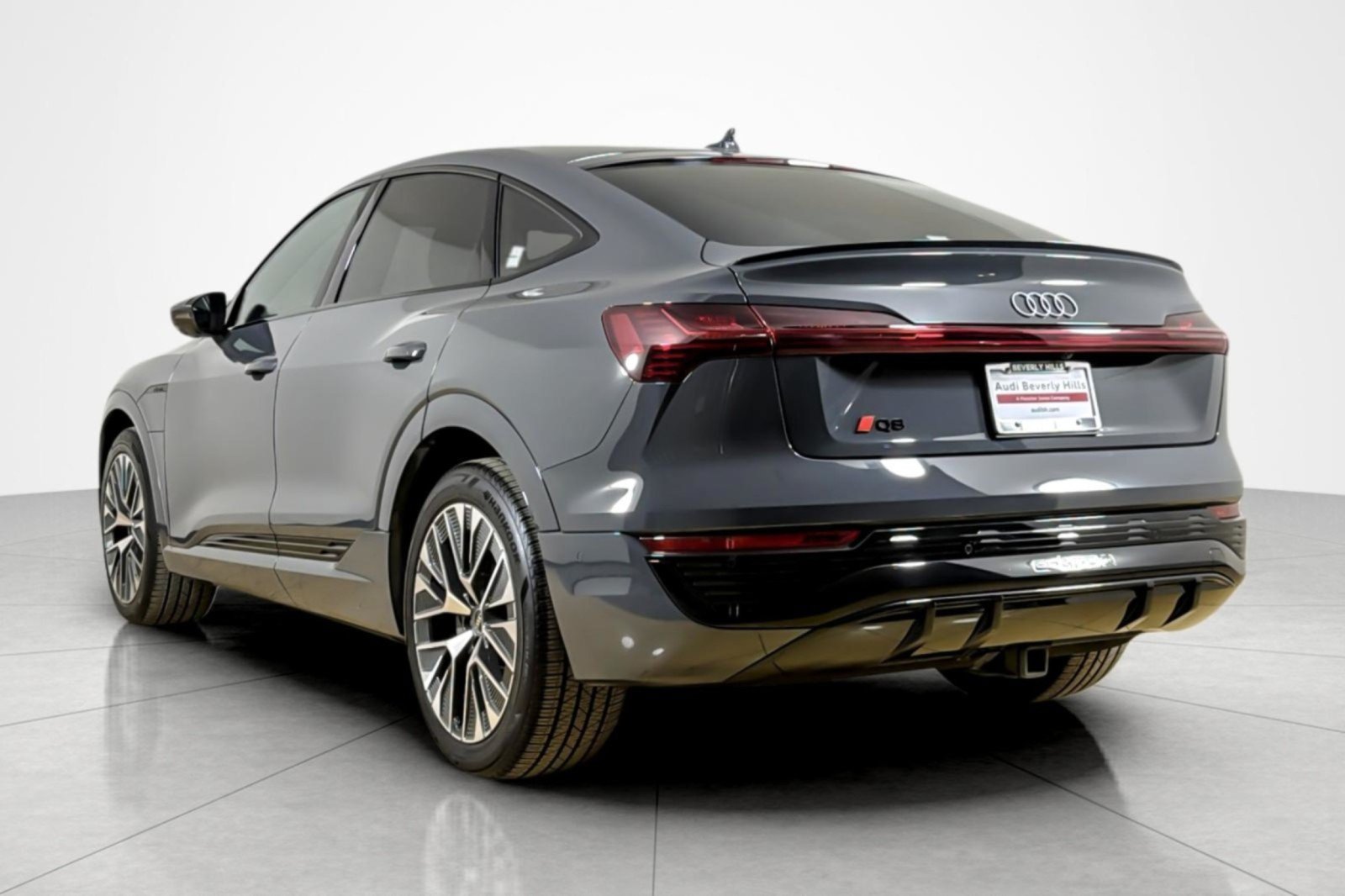 Used 2024 Audi Q8 e-tron Premium Plus AWD/4WD image 3