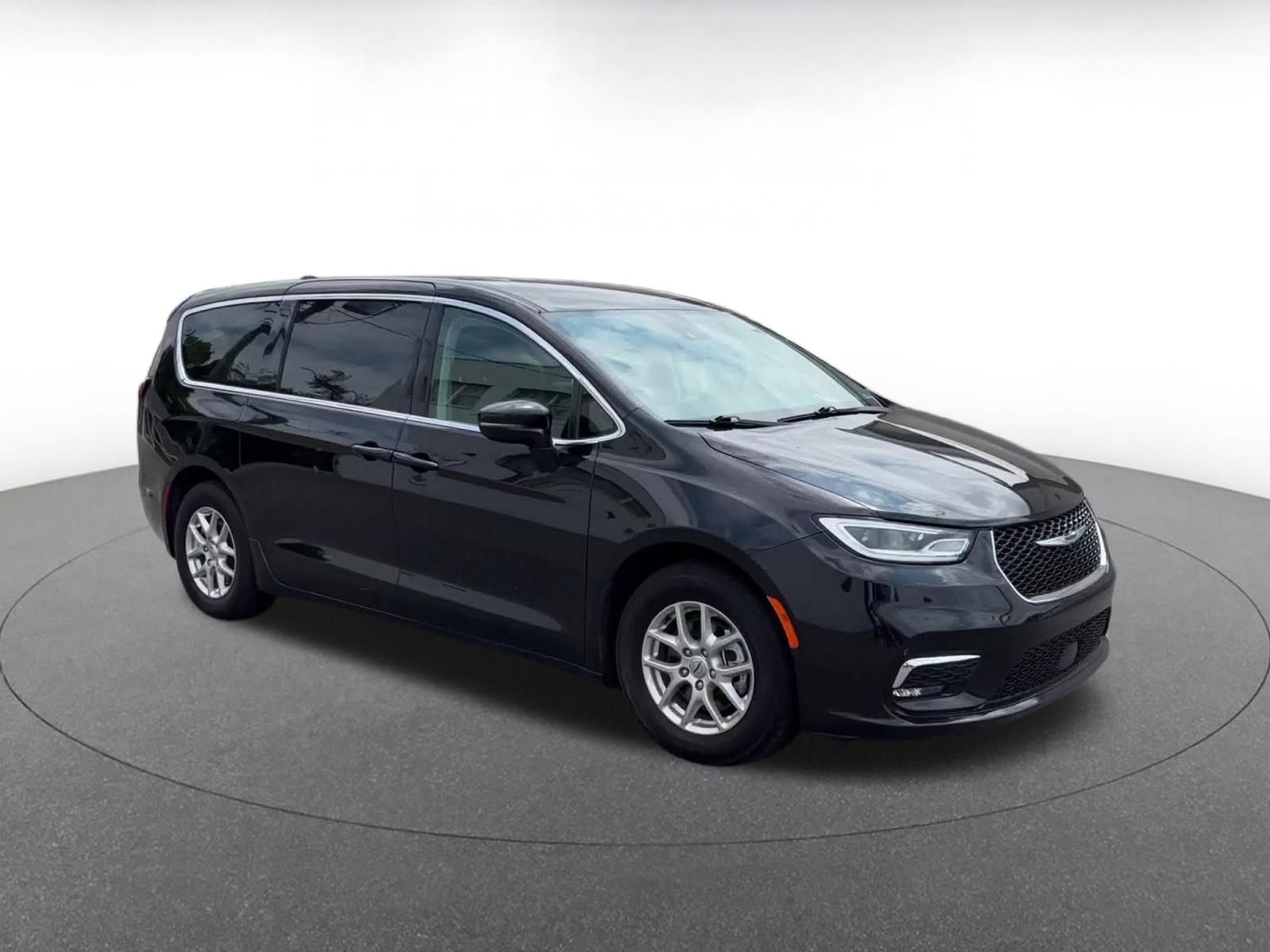Used 2024 Chrysler Pacifica Touring-L FWD image 2