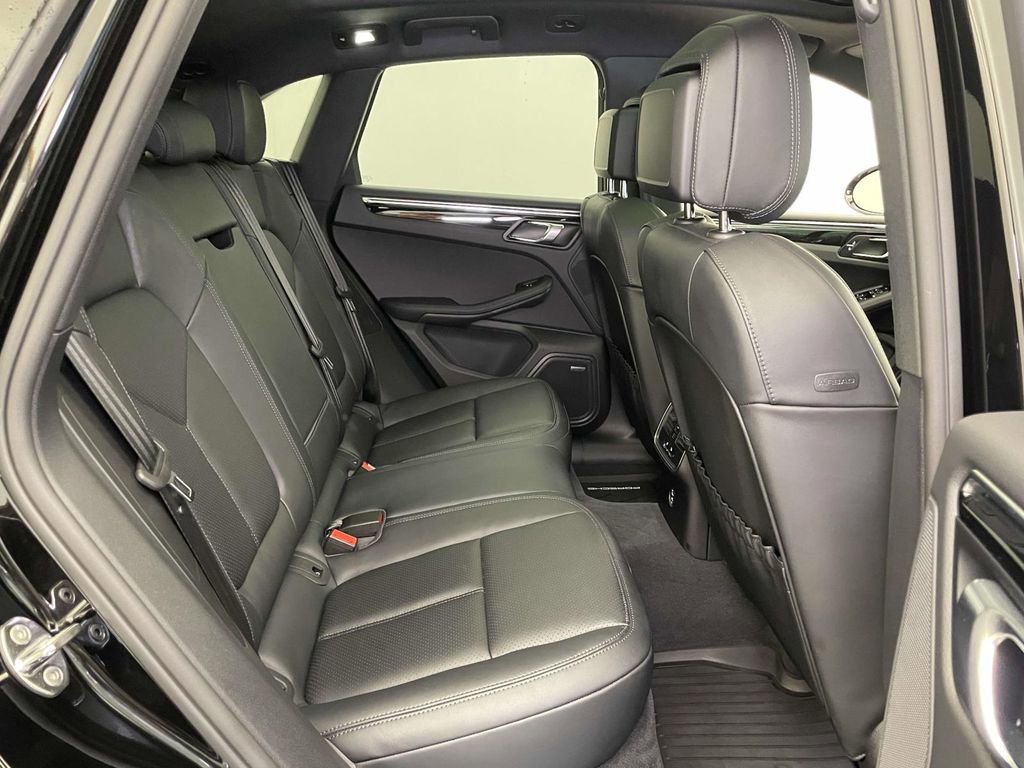 Certified 2025 Porsche Macan AWD/4WD image 22