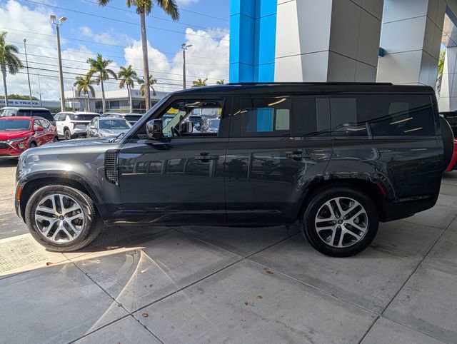 Used 2023 Land Rover Defender 130 X-Dynamic SE image 4