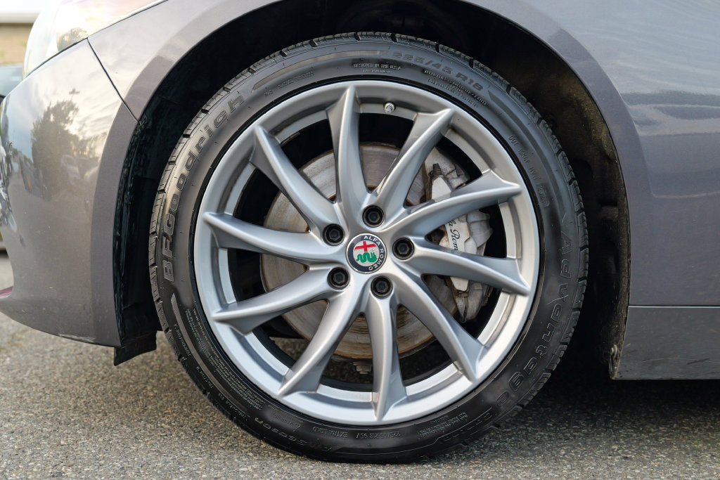 Used 2017 Alfa Romeo Giulia AWD w/ Cold Weather Package image 15