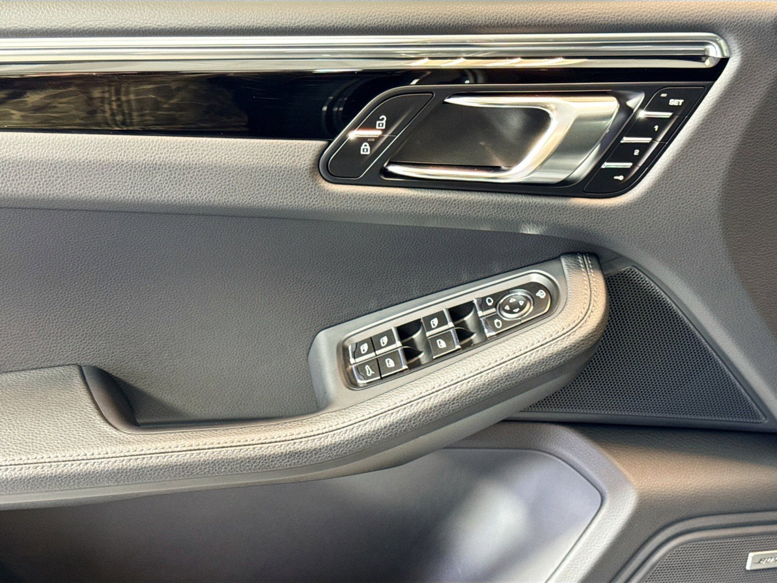 Certified 2025 Porsche Macan AWD/4WD image 11