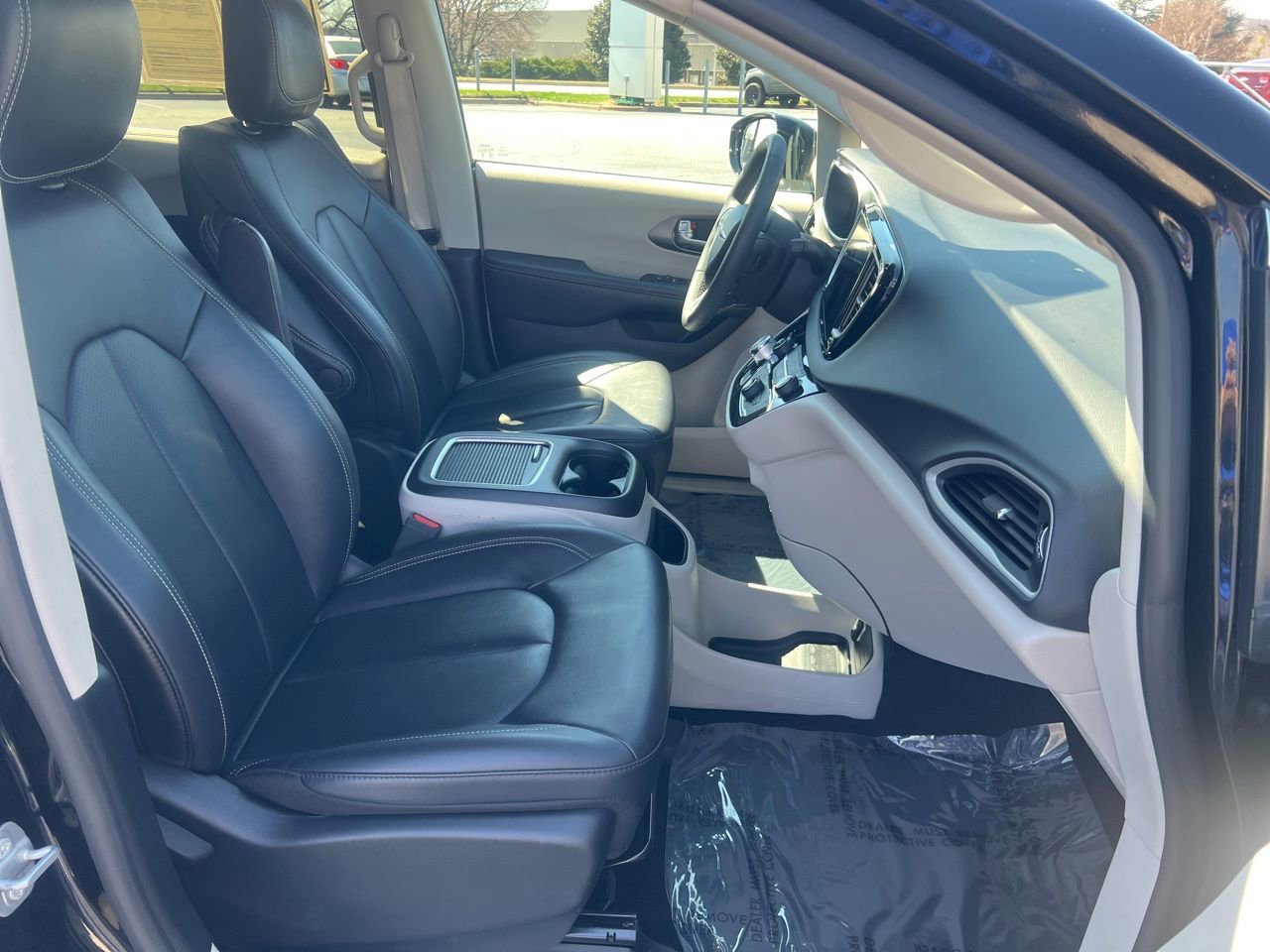 Used 2024 Chrysler Pacifica Touring-L image 24