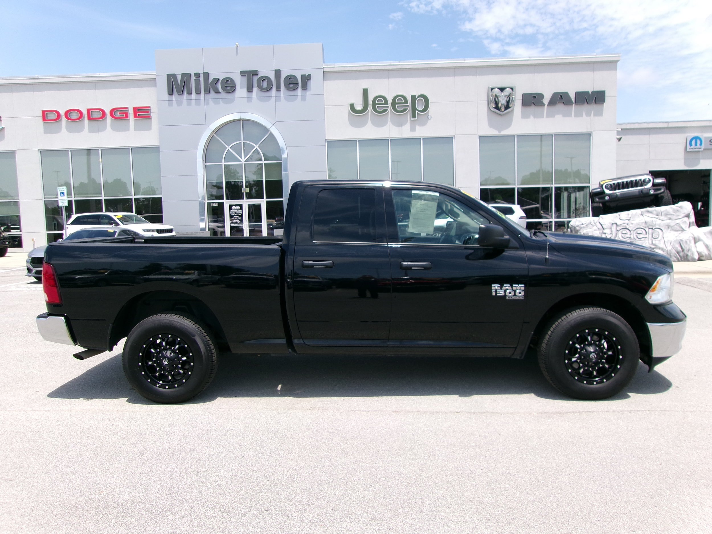 Used 2024 RAM 1500 Classic SLT AWD/4WD image 5