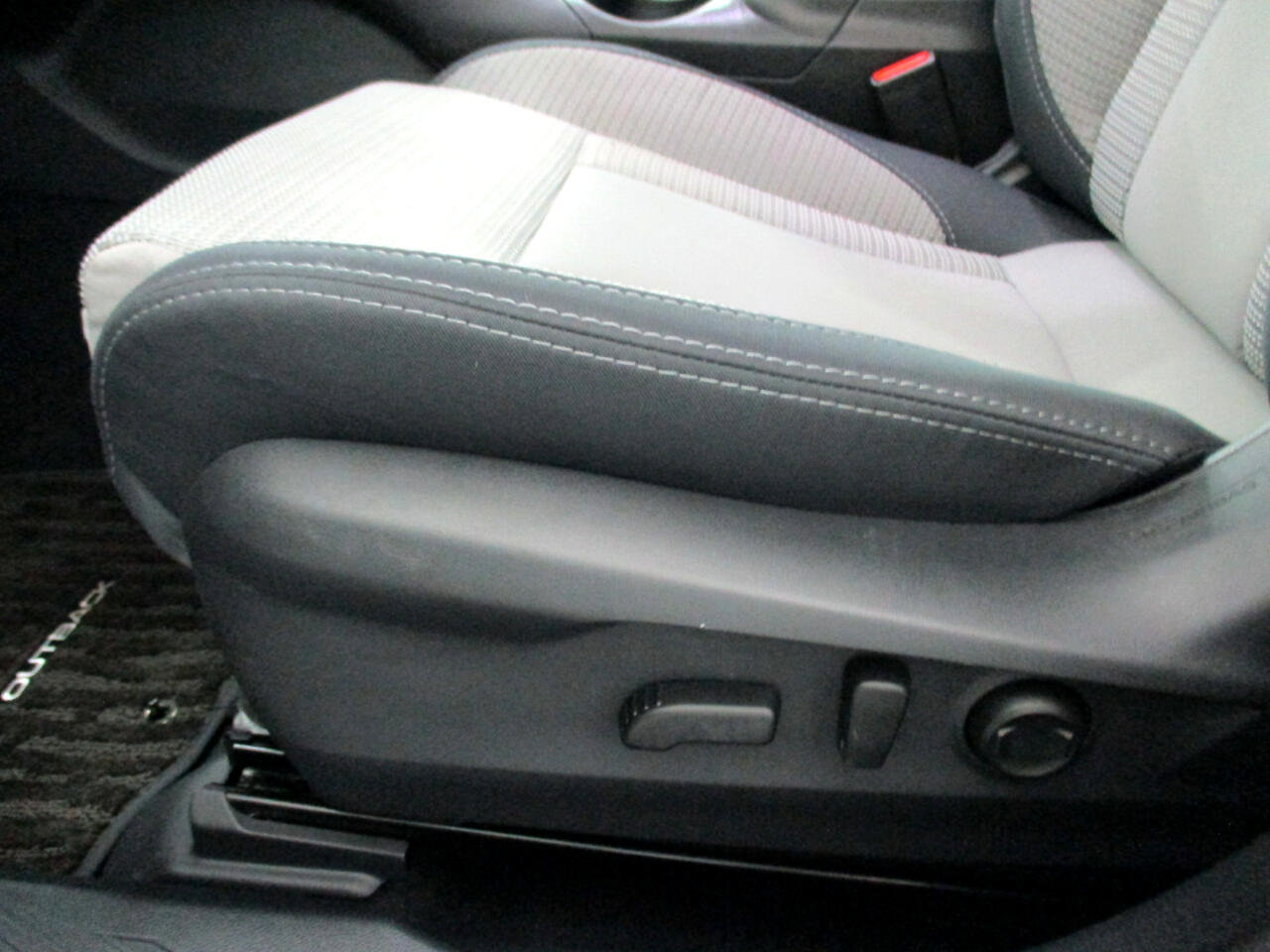 Used 2025 Subaru Outback Premium image 17