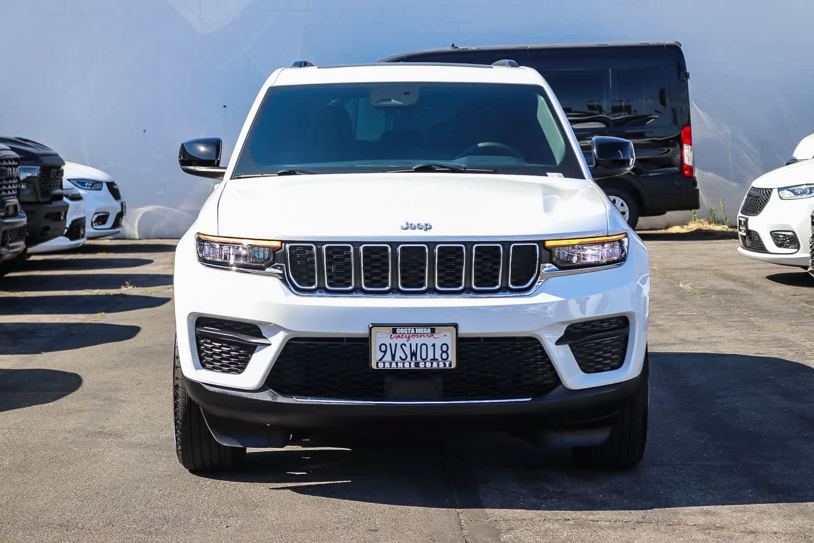 Used 2025 Jeep Grand Cherokee Laredo X RWD image 2