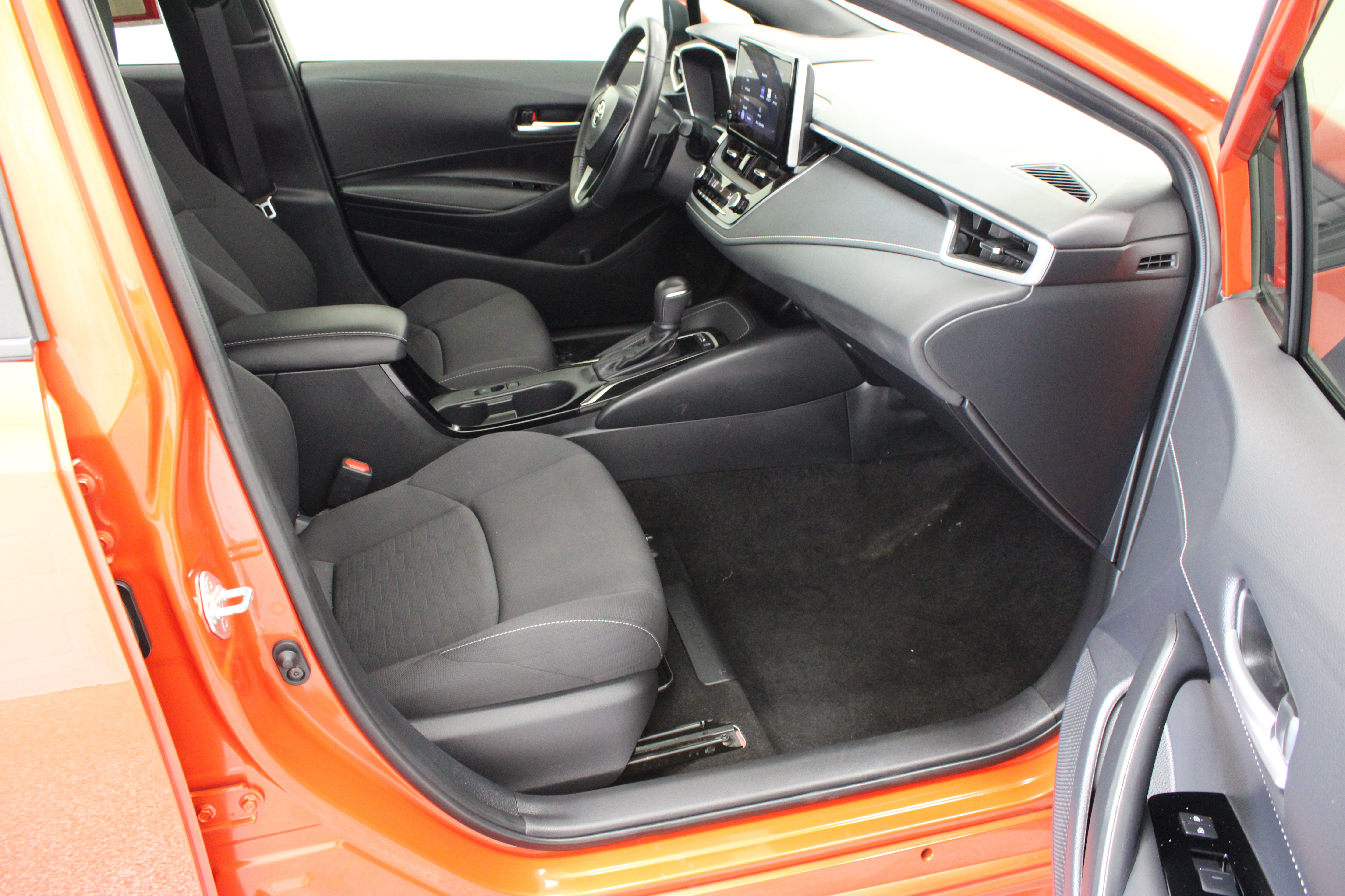 Certified 2024 Toyota Corolla SE FWD image 34